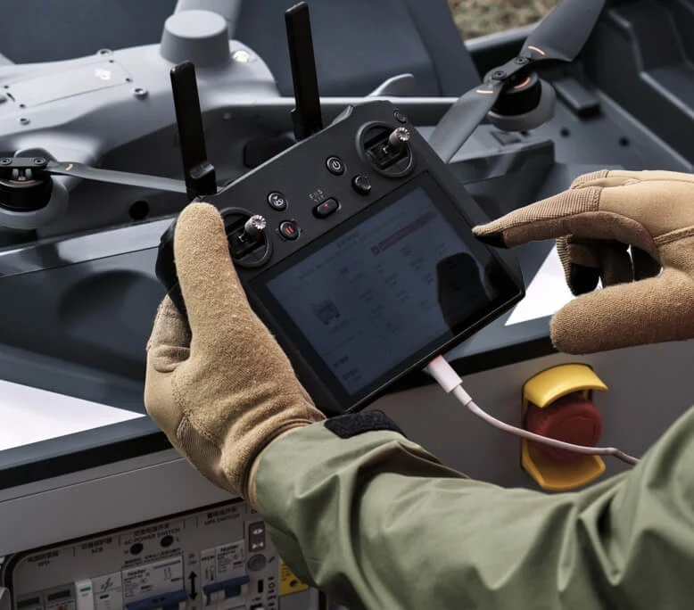 DJI Dock maintenance controller · 无人机机库维护操作屏