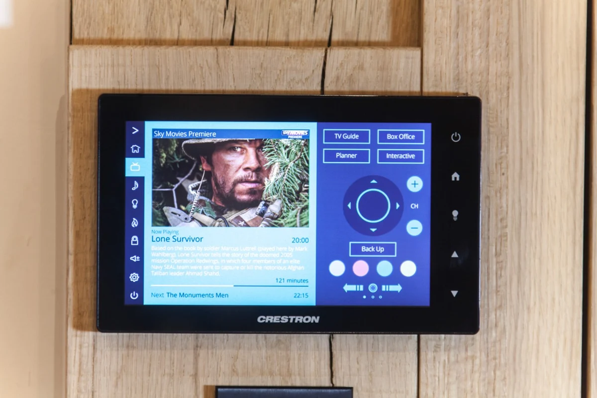 Crestron home control panel · 家庭影音控制屏