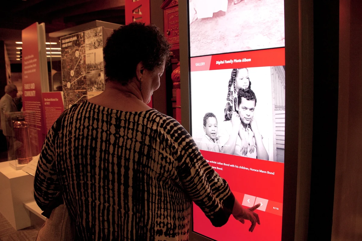 Museum interactive information screen · 博物馆查询屏