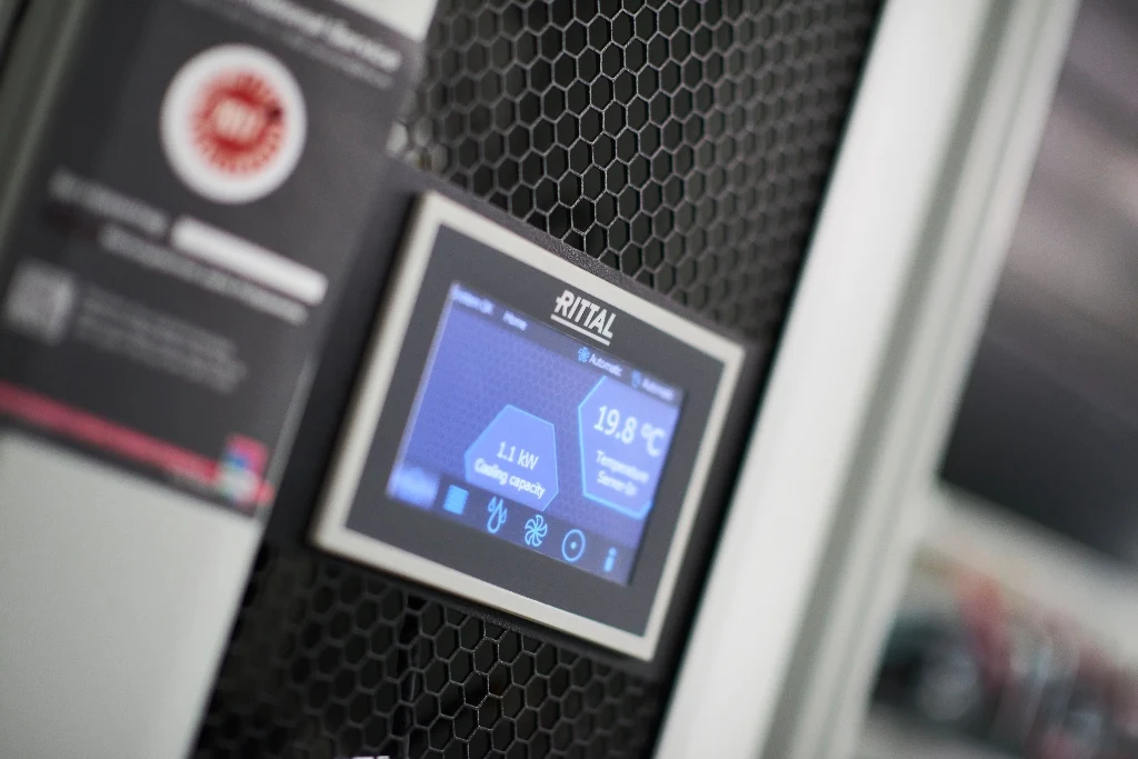 Rittal CMC monitoring display · 机柜监控触控面板